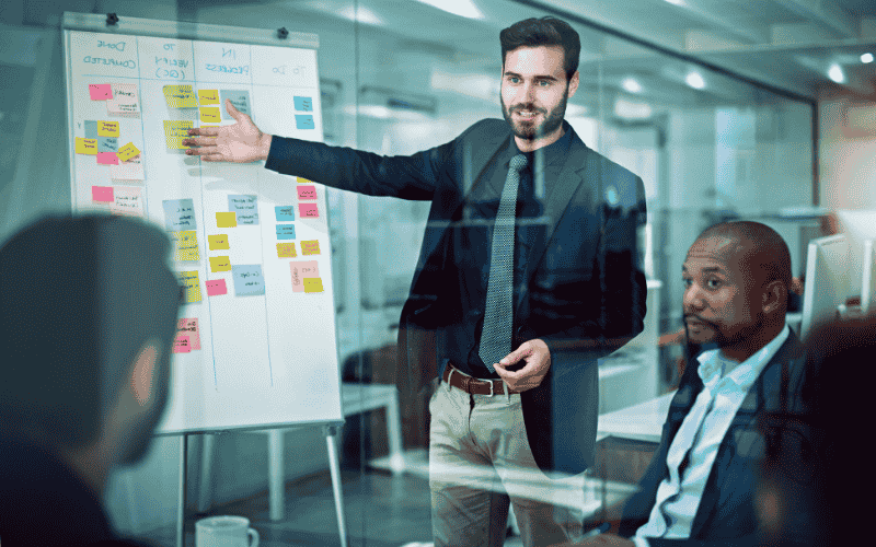 Nhân viên Performance Marketing tối ưu hóa các chiến dịch quảng cáo dựa trên hiệu suất thực tế