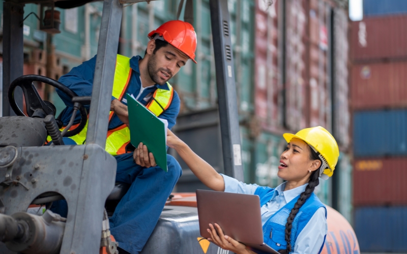 Nhân viên hiện trường Logistics thực hiện điều phối hoạt động hàng hóa tại kho, cảng
