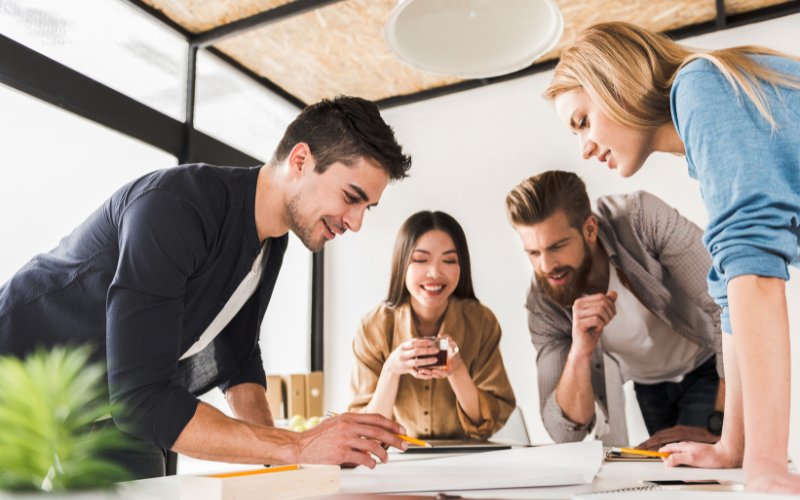 Nhân viên Sales cần phối hợp với các bộ phận khác để hoàn thành nhiệm vụ