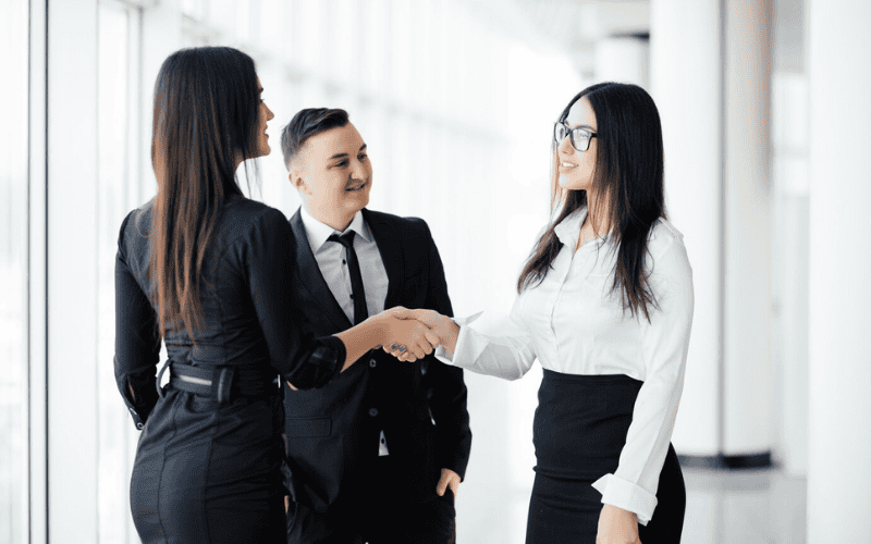 Nhân viên kinh doanh khách sạn có nhiệm vụ thương thảo hợp đồng với khách hàng
