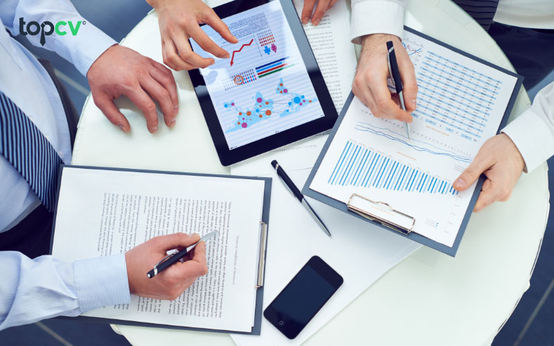Software Sales cần thực hiện đàm phán và ký hợp đồng với khách hàng