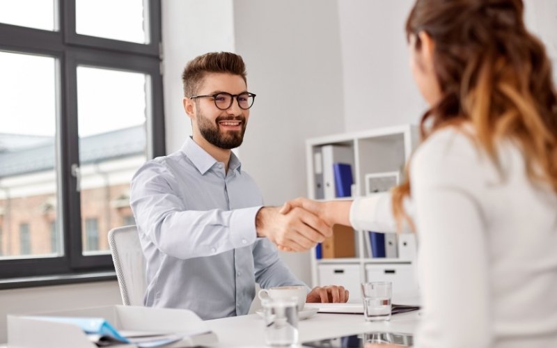 Thể hiện sự tự tin sẽ giúp bạn ghi điểm tốt hơn trong buổi phỏng vấn Sales