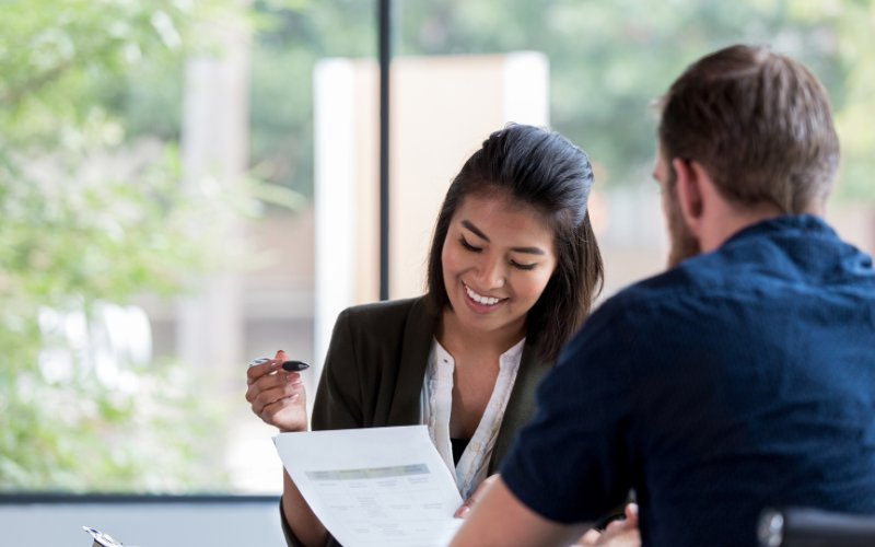Chăm sóc khách hàng tốt sẽ giúp Sales thiết bị điện duy trì khách hàng trung thành