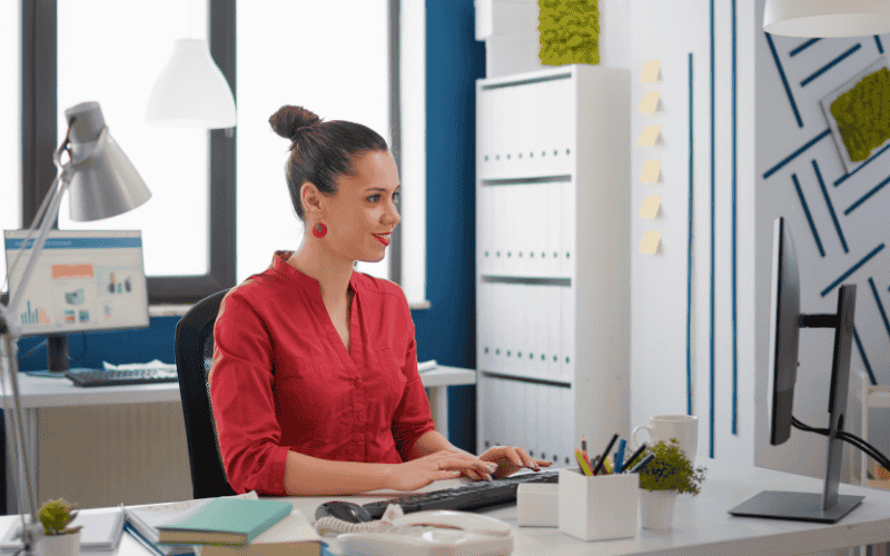 Giám đốc kinh doanh thương mại điện tử quản lý toàn bộ hoạt động kinh doanh
