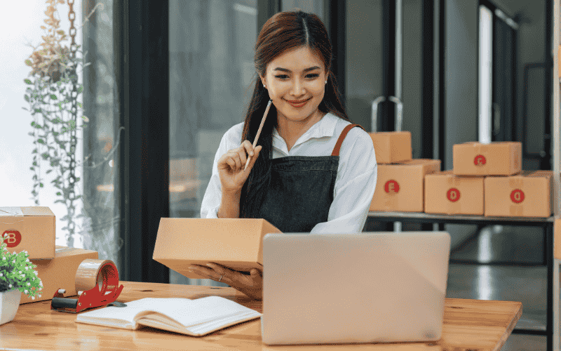 Nhân viên sàn thương mại điện tử tiếp nhận, xử lý đơn hàng