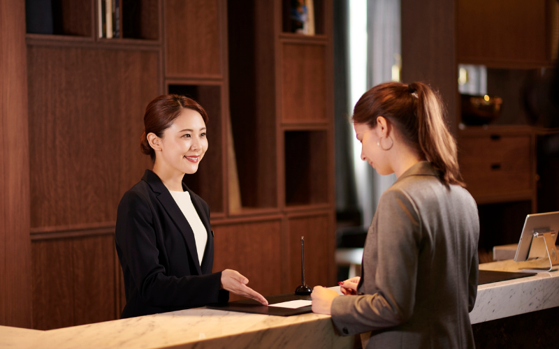 Nhân viên lễ tân cần nắm vững quy trình tiếp đón khách hàng, xử lý thủ tục check-in/check-out