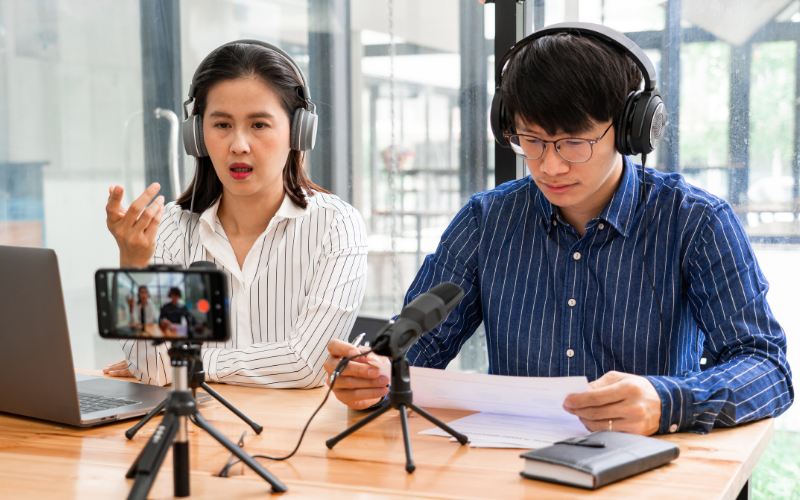 Trước các buổi Livestream, Nhân viên Livestream sẽ chuẩn bị nội dung, kịch bản chi tiết cho buổi phát sóng đó