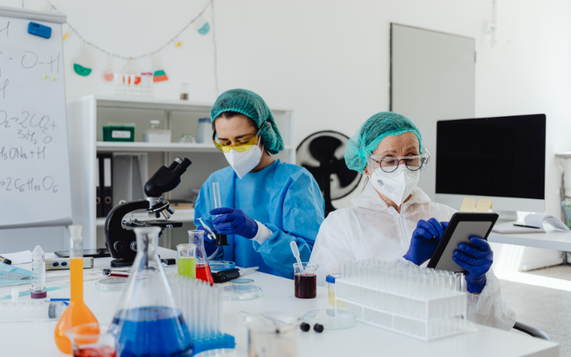Nhân viên phòng Lab đóng vai trò quan trọng trong việc đảm bảo độ chính xác của dữ liệu và chất lượng của sản phẩm