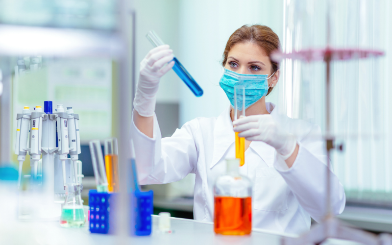 Nhân viên phòng Lab là người thực hiện các thao tác kỹ thuật trong phòng thí nghiệm