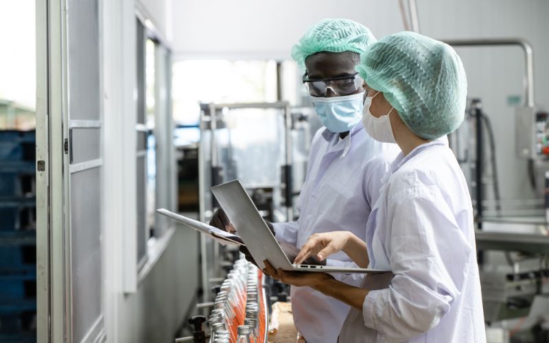 Nhân viên QC giám sát, kiểm tra và đánh giá chất lượng sản phẩm