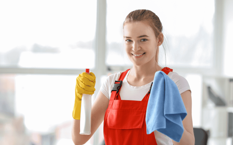 Nhân viên tạp vụ cần giữ gìn dụng cụ và thiết bị vệ sinh được bàn giao