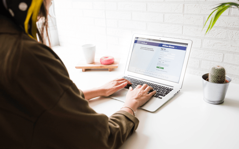 Nhân viên trực page là người chịu trách nhiệm cập nhật và quản lý mọi thông tin trên các trang mạng xã hội của đơn vị kinh doanh