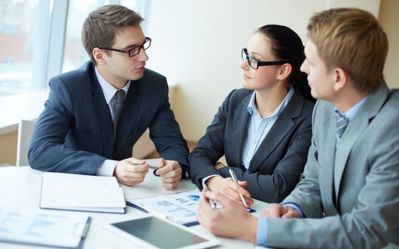 Thường xuyên liên hệ với khách hàng để cập nhật tình hình xử lý khiếu nại