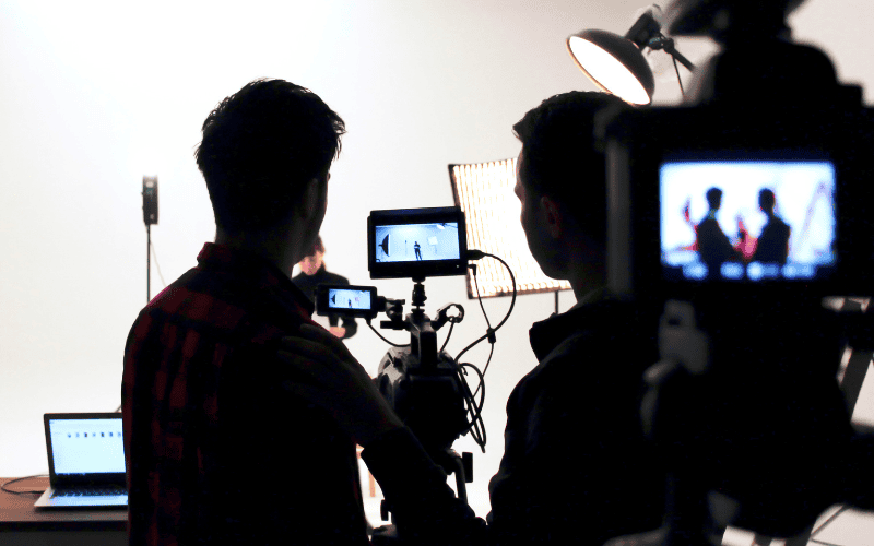 Nhân viên quay dựng vận hành các thiết bị quay phim