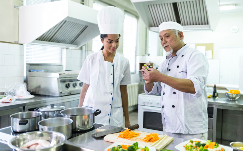 Phụ bếp là người hỗ trợ Đầu bếp trong quá trình nấu ăn