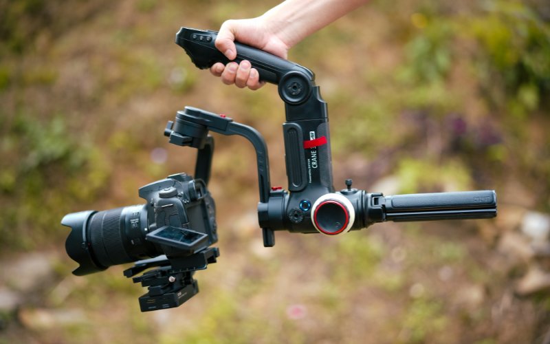 Sử dụng gimbal hoặc tripod sẽ giúp video ổn định hình ảnh tốt hơn