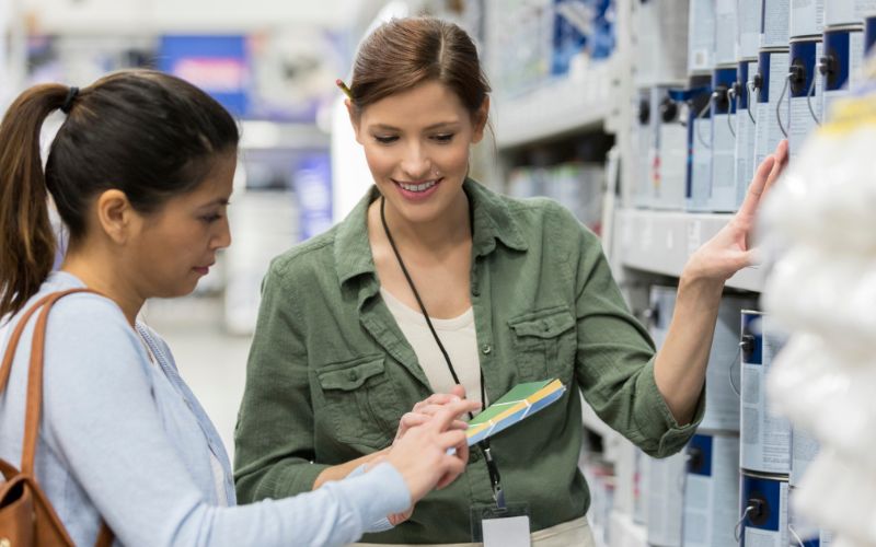 Sales Associate là người kết nối khách hàng với thương hiệu của doanh nghiệp