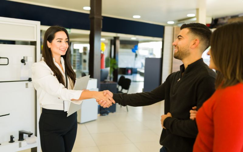 Sales Associate đôi khi làm tự do, miễn sao đạt được mục tiêu doanh số như cam kết