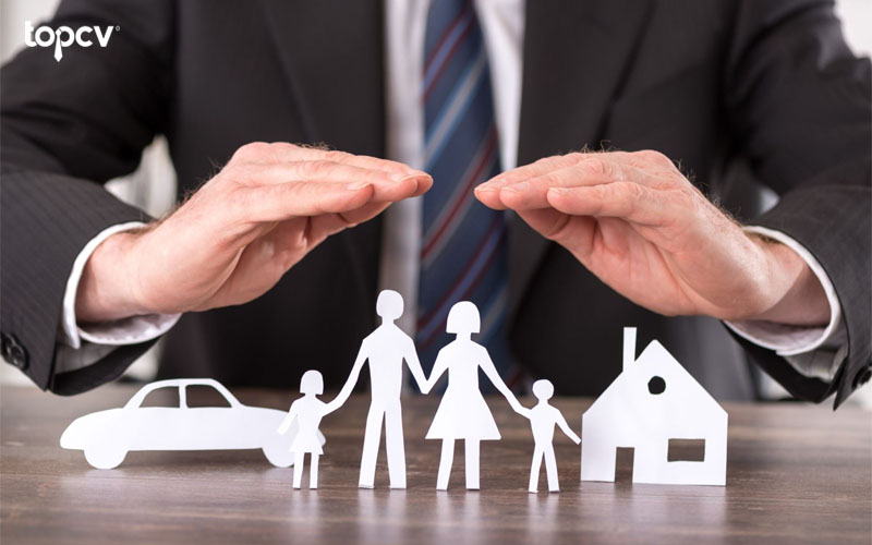 Sales bảo hiểm mang đến cho khách hàng những giải pháp bảo vệ tài chính khỏi rủi ro