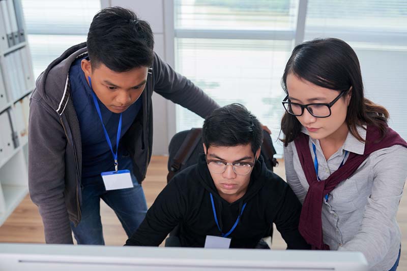 Business Analyst (BA - Chuyên viên phân tích nghiệp vụ) là người đảm nhận công việc phân tích và đánh giá toàn bộ quá trình kinh doanh của doanh nghiệp.