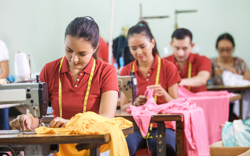 Thợ may là vị trí không đòi hỏi cao về bằng cấp chuyên môn
