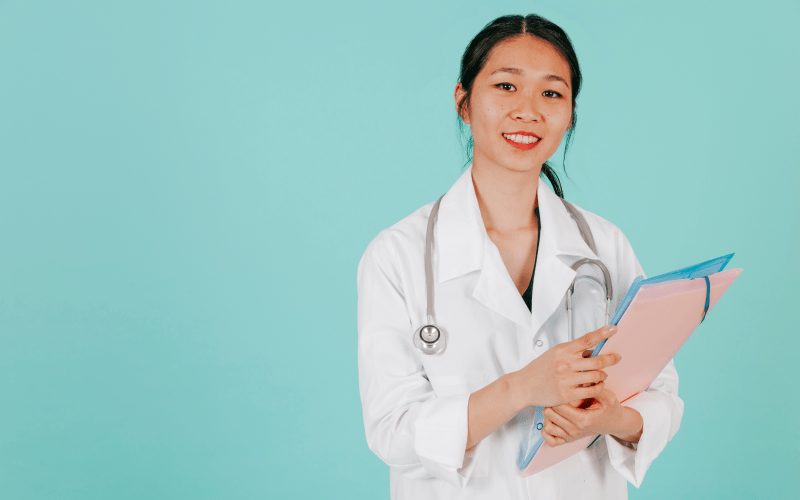 Thư ký y khoa làm việc tại phòng khám, bệnh viện hoặc các cơ sở cung cấp dịch vụ y tế