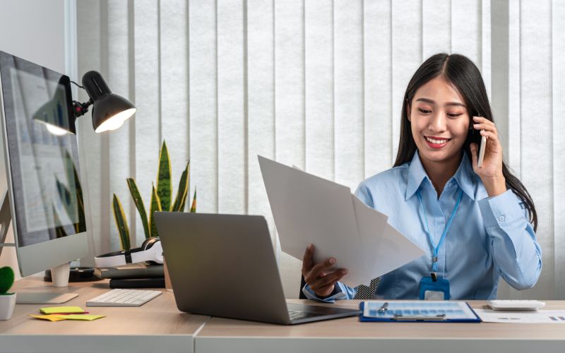 Thư ký là người hỗ trợ các công việc liên quan đến hoạt động quản lý, điều hành trong văn phòng