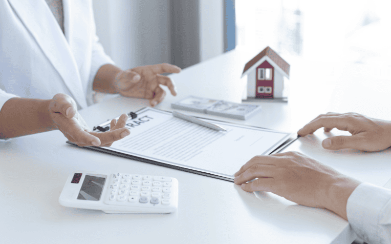 Trước khi ký hợp đồng thuê nhà, chủ nhà thường yêu cầu bạn cung cấp các giấy tờ cần thiết