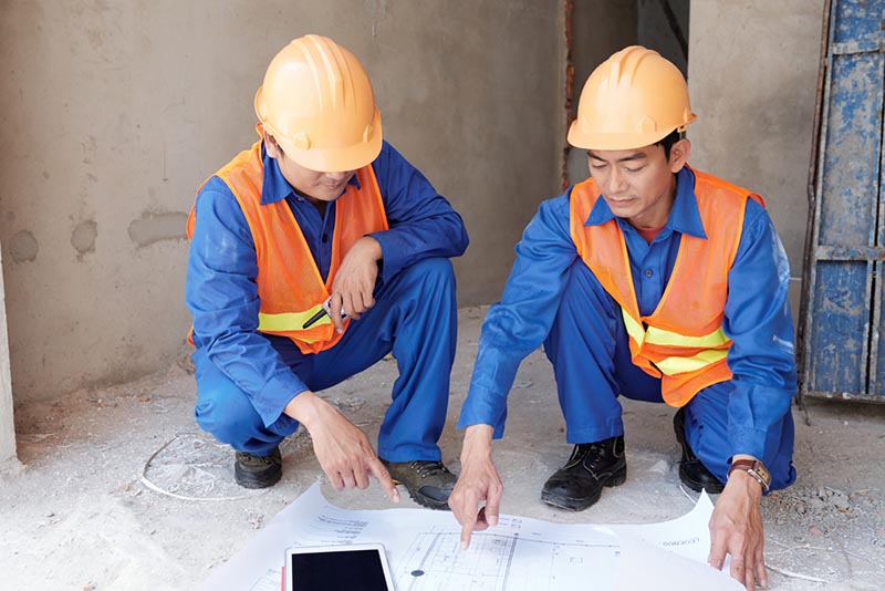 Trong lĩnh vực Xây dựng, nhiều nhà thầu đẩy mạnh tuyển dụng các vị trí như: Thợ xây, Thợ điện, Thợ mộc, v.vv.. để đảm bảo tiến độ dự án