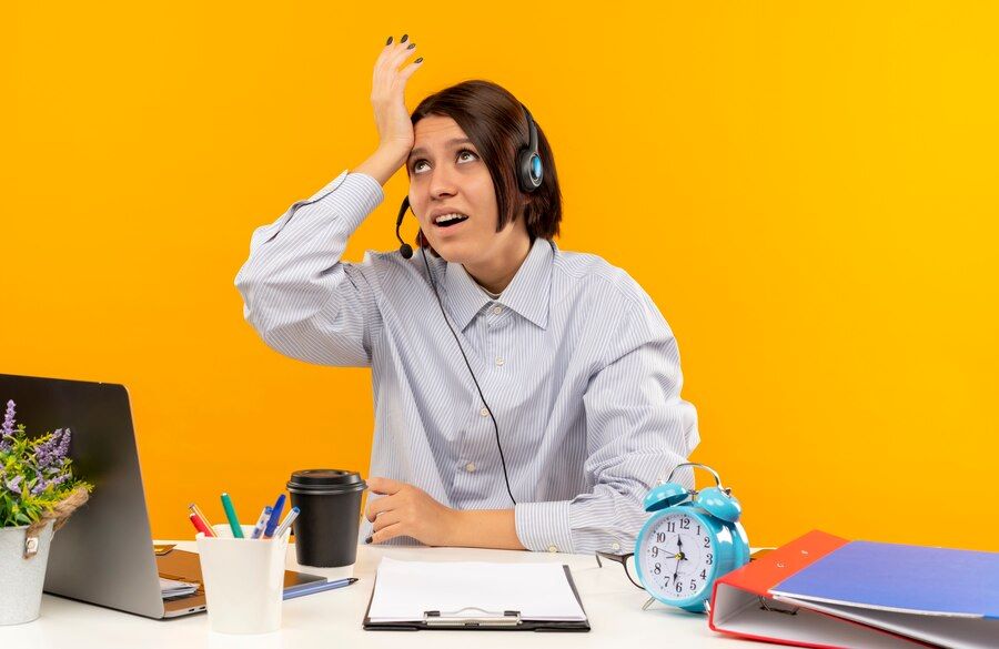 Nhân viên tổng đài phải đối mặt với lịch làm việc dày đặc kể cả ngày cuối tuần. lễ/Tết