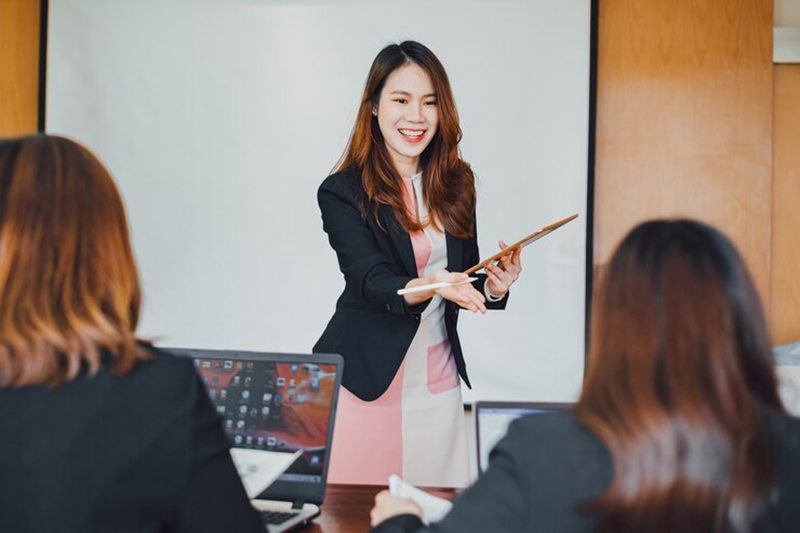 Trợ giảng tiếng Anh trong một lớp học