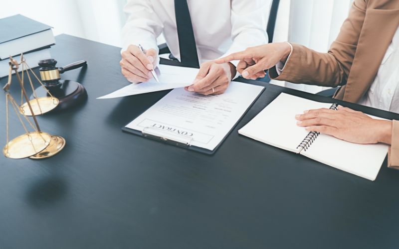 Trưởng phòng Pháp chế đảm bảo mọi hoạt động kinh doanh diễn ra đúng pháp luật