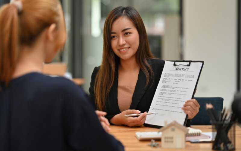 Tư vấn viên thẩm mỹ cần tư vấn cho khách hàng những dịch vụ phù hợp
