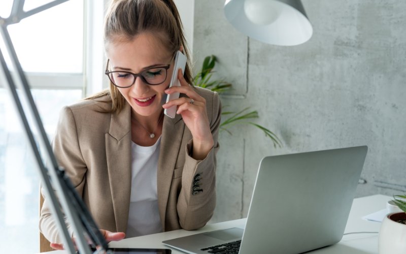 Tư vấn viên thẩm mỹ cần cung cấp đủ thông tin cho khách hàng