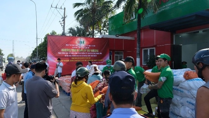 Công ty trao quà yêu thương cho người dân địa phương