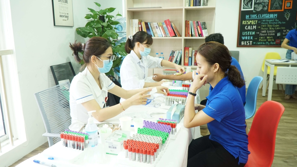 CBNV tham gia khám sức khỏe hàng năm
