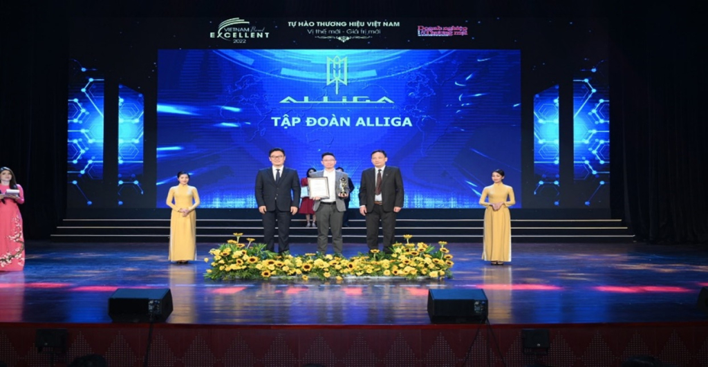 Chủ Tịch lên nhận giải dịch vụ xuất sắc 2022