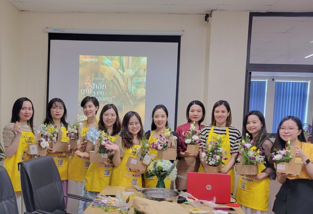 Hoạt động cắm hoa chào mừng ngày 8/3