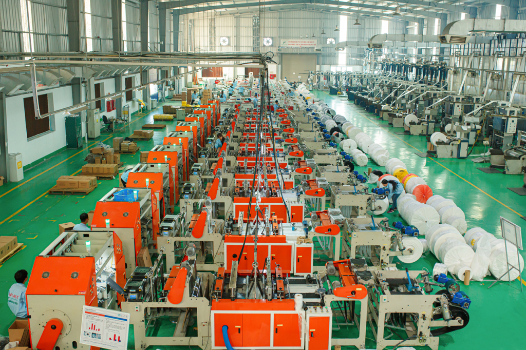 Nhà máy HAPLAST tại Hưng Yên được trang bị hàng trăm máy móc hiện đại, đáp ứng tiêu chuẩn xuất khẩu Mỹ, EU,...