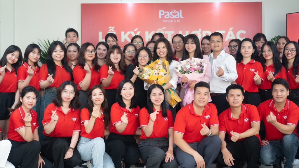 Lễ kí kết hợp tác với tiến sĩ Cao Thị Hồng Phương - cố vấn học thuật mảng IELTS