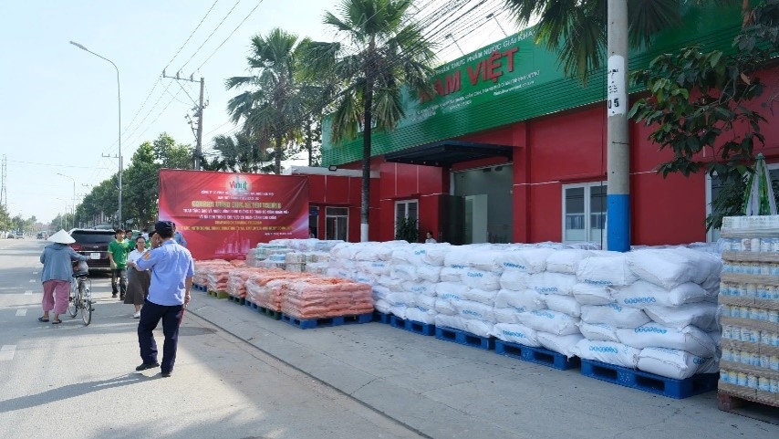 Công ty tập kết gạo và nước giải khát chuẩn bị trao quà yêu thương.