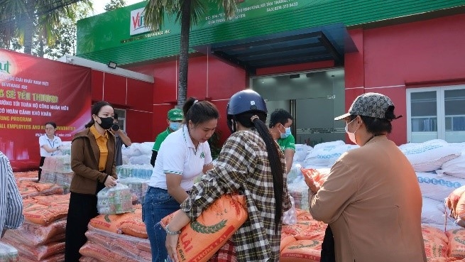 Công ty trao quà yêu thương cho người dân địa phương
