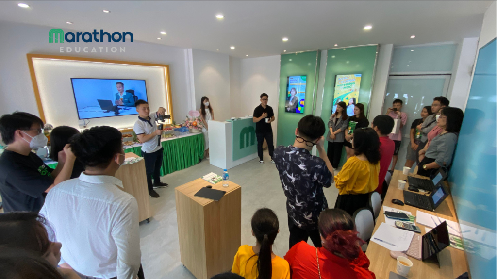 Hình ảnh CEO Marathon - Phạm Đức phát biểu trong buổi khai trương trung tâm trải nghiệm