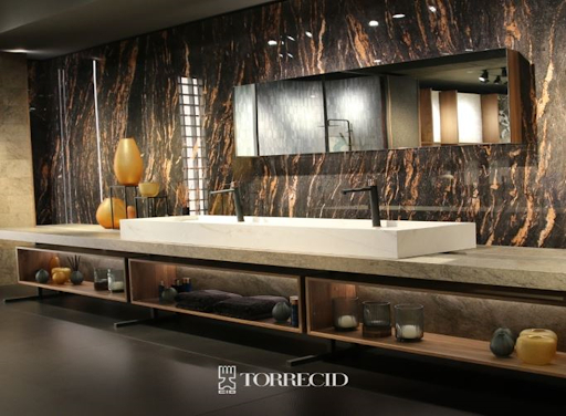 An elegant and functional bathroom where high quality materials are the protagonists