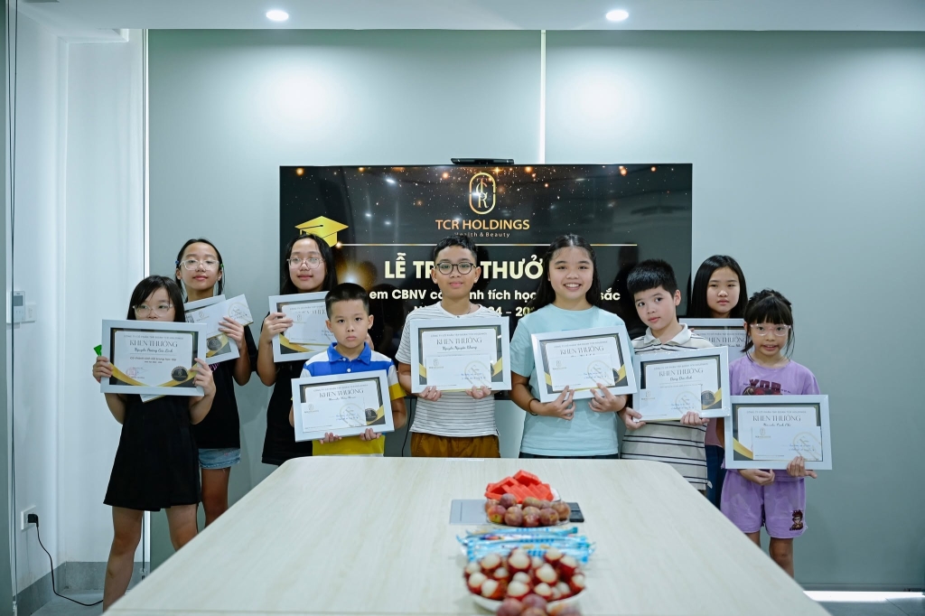 TRAO THƯỞNG CHO CON EM CÁN BỘ NHÂN VIÊN CÓ THÀNH TÍCH HỌC TẬP XUẤT SẮC