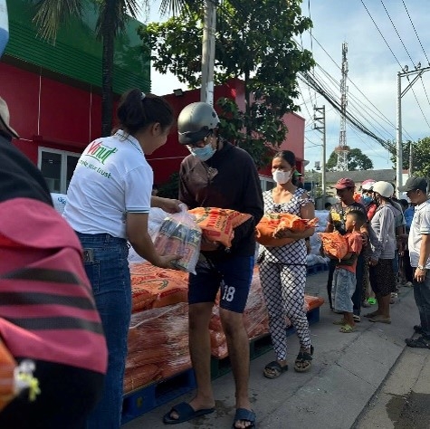 Công ty trao quà đến từng người dân