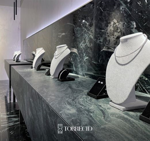 Sophisticated spaces where the materials are in harmony with the surroundings