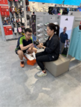 Khách hàng trải nghiệm mua sắm tại Supersports